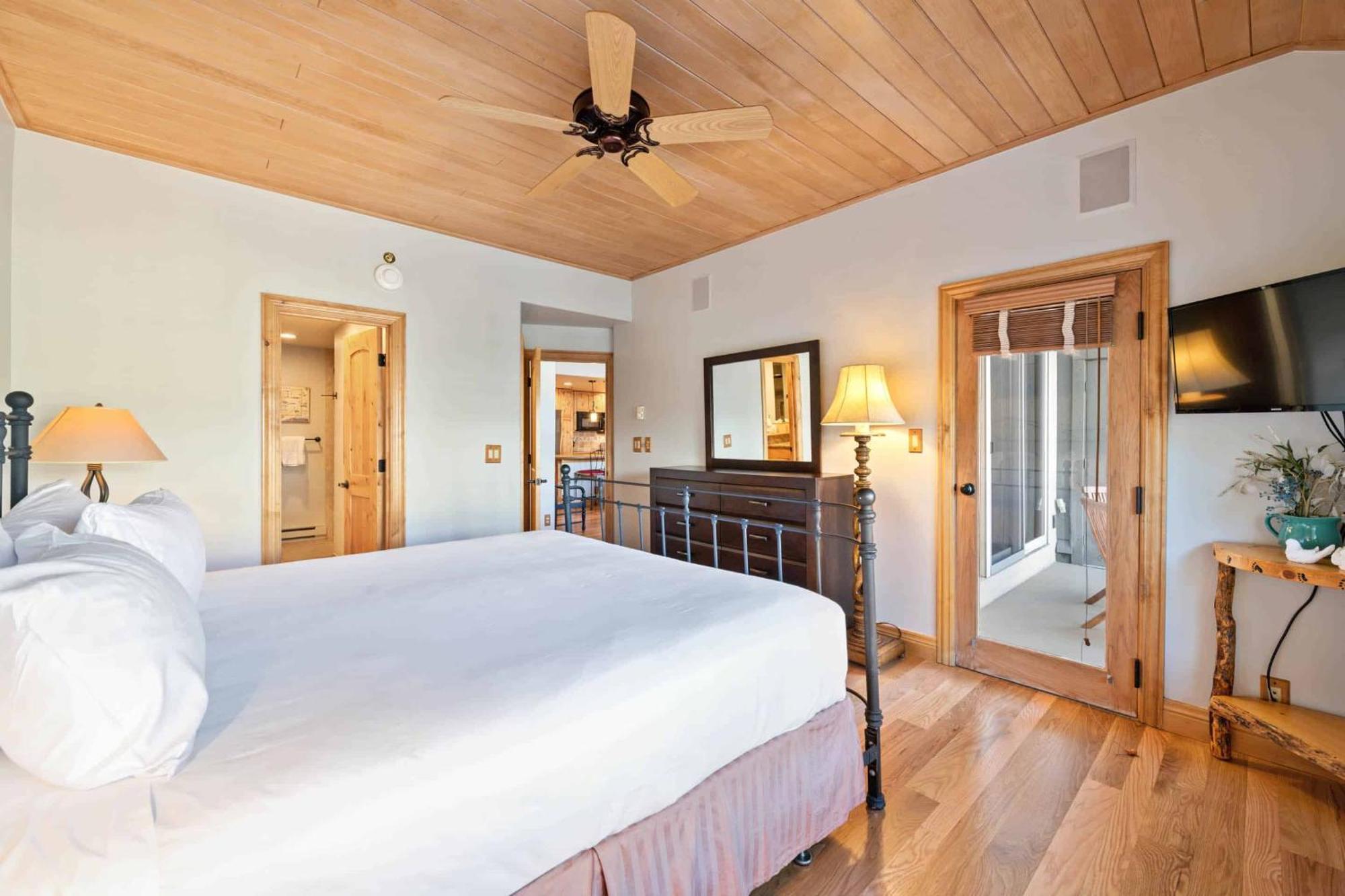 Borders Lodge By East West Hospitality Beaver Creek Bagian luar foto