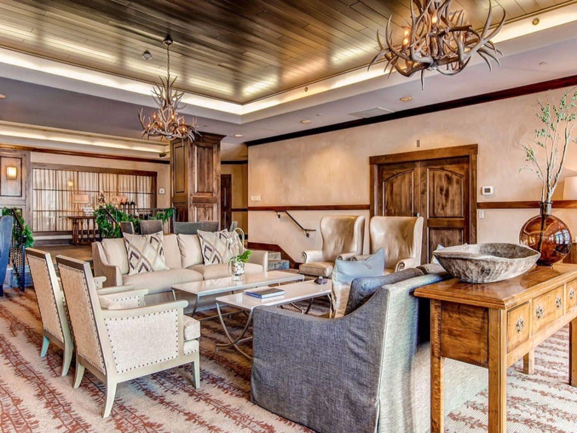 Borders Lodge By East West Hospitality Beaver Creek Bagian luar foto