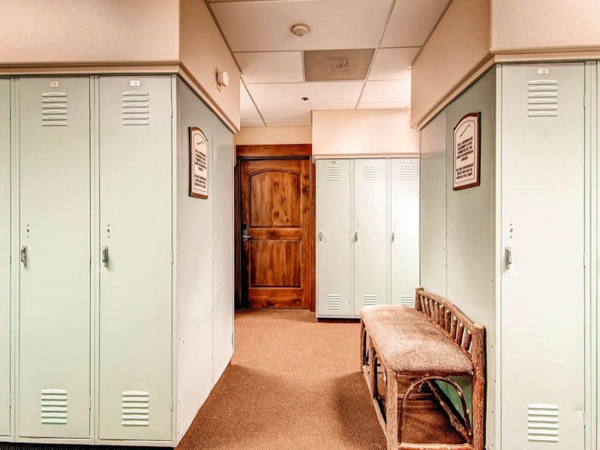 Borders Lodge By East West Hospitality Beaver Creek Bagian luar foto