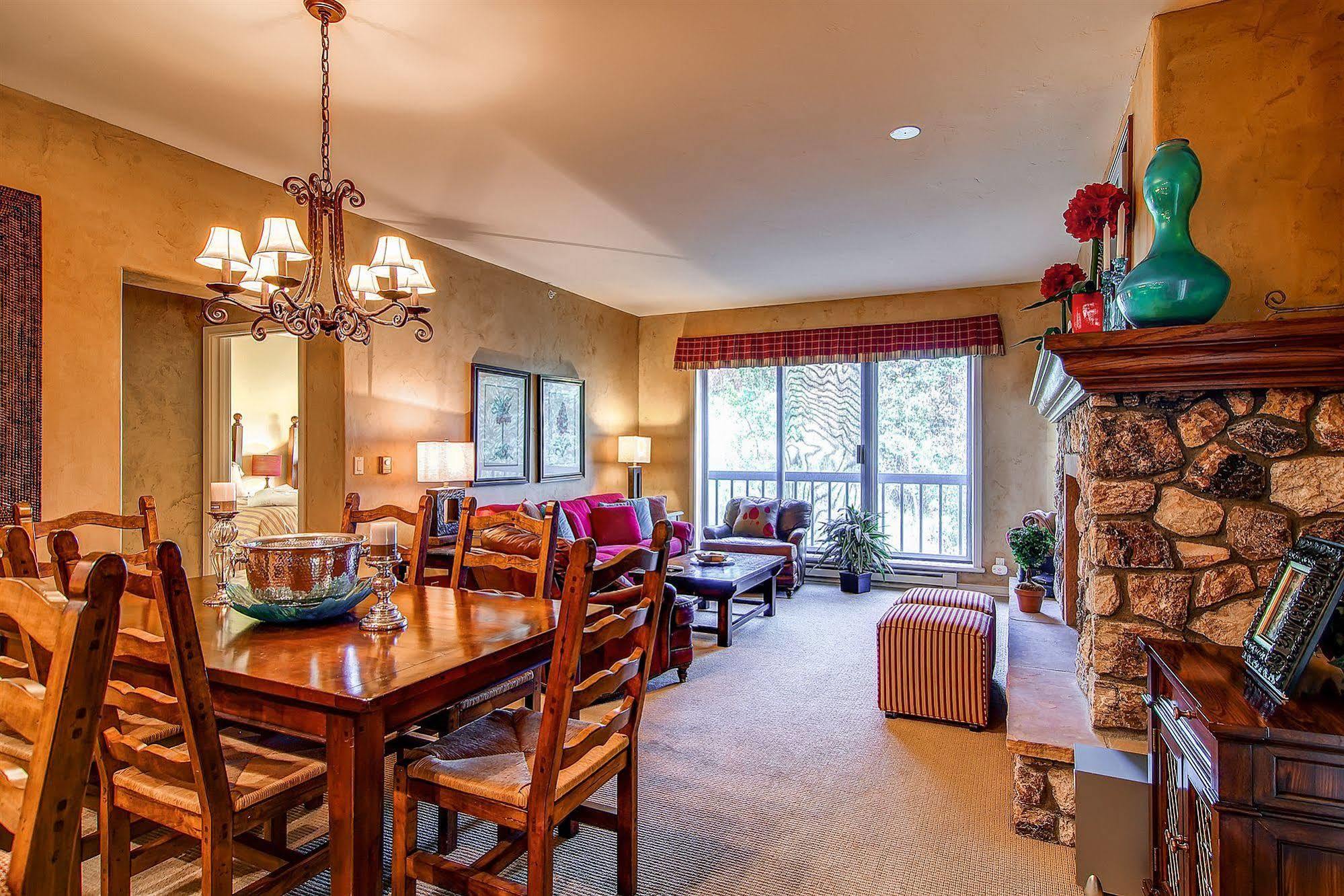 Borders Lodge By East West Hospitality Beaver Creek Bagian luar foto
