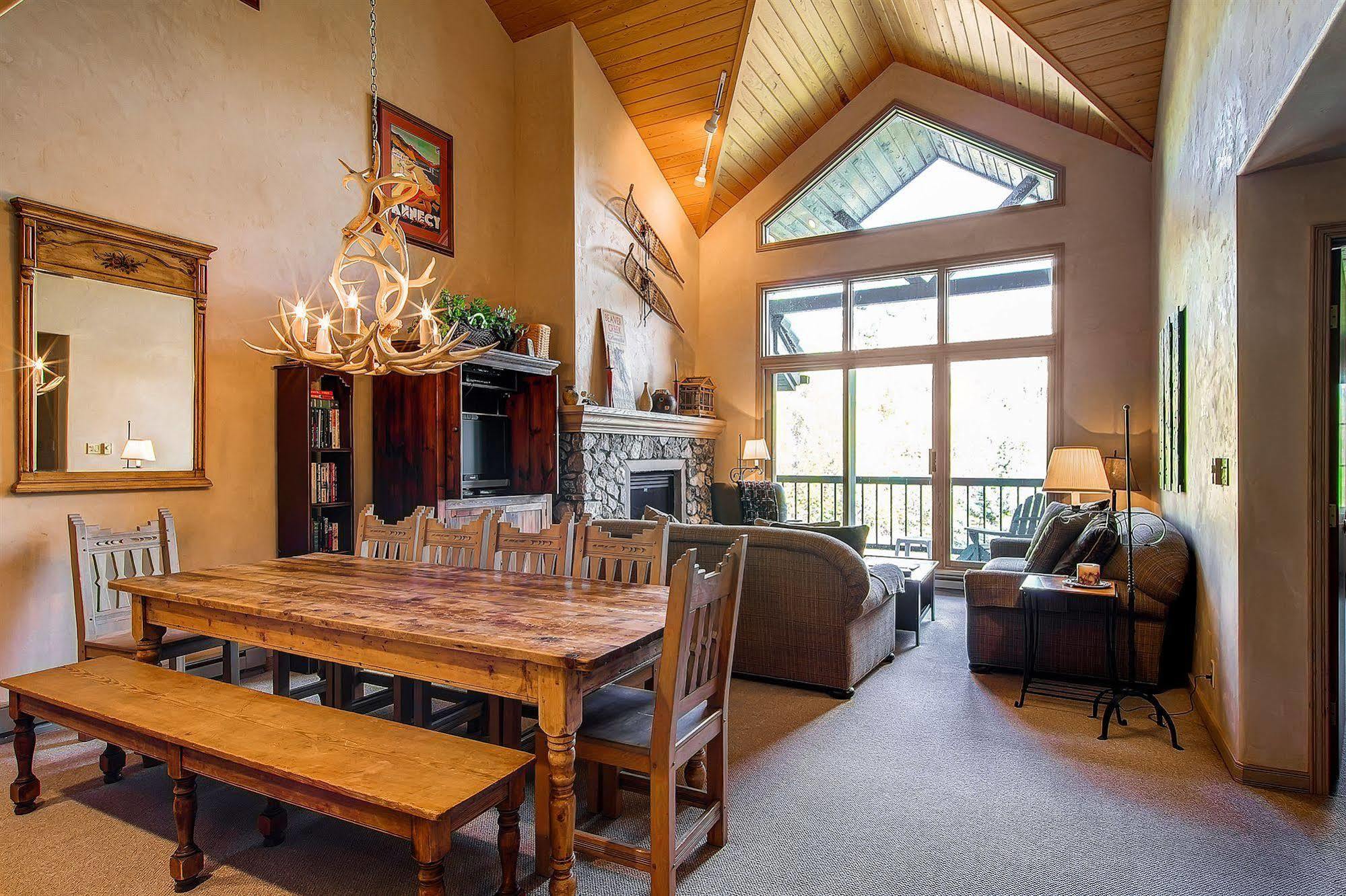 Borders Lodge By East West Hospitality Beaver Creek Bagian luar foto
