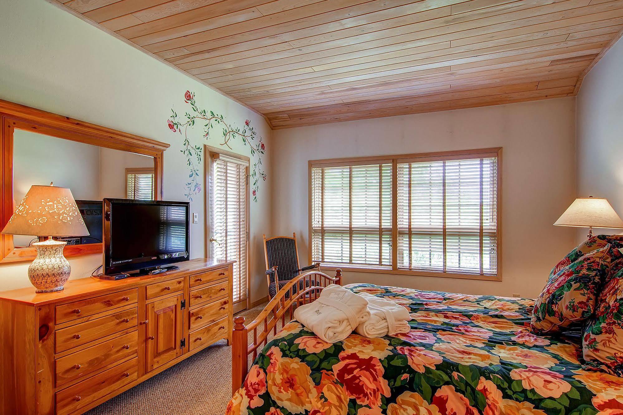 Borders Lodge By East West Hospitality Beaver Creek Bagian luar foto