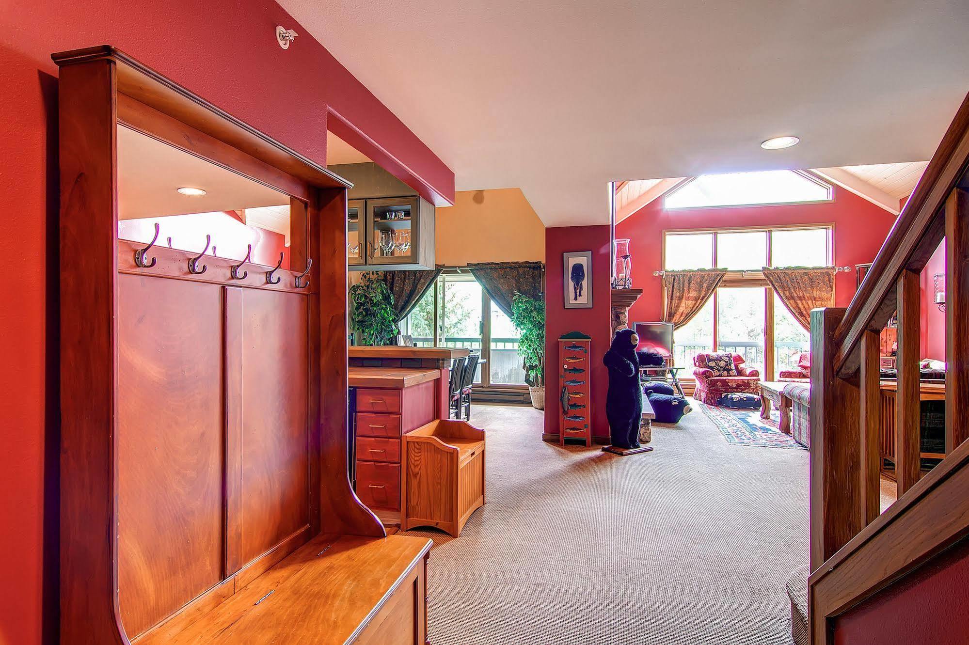 Borders Lodge By East West Hospitality Beaver Creek Bagian luar foto